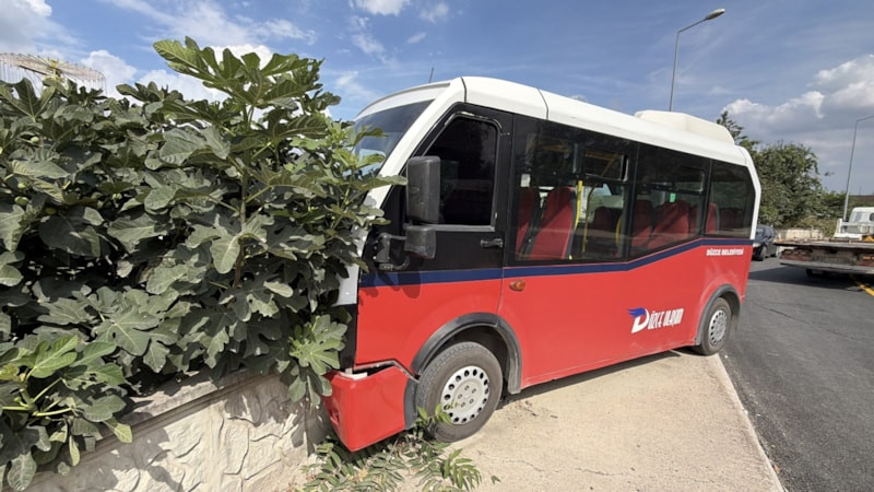 Düzce'de köpeklere çarpmamak için manevra yapan otobüs, duvara çarptı